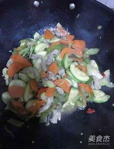 茭瓜没炒熟可以吃吗视频,茭瓜未熟可食用？揭秘烹饪前的安全知识